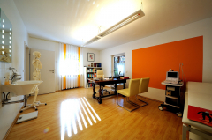 webseite.aerzte-praxis-behandlungszimmer-07